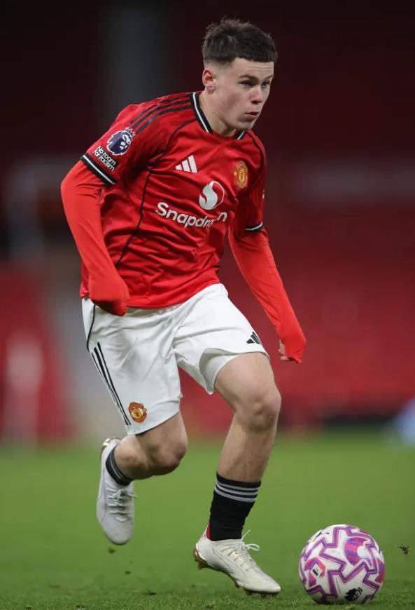 体育赛事-子承父业！鲁尼16岁长子凯获曼联青训合约 曼联“92班”有续章